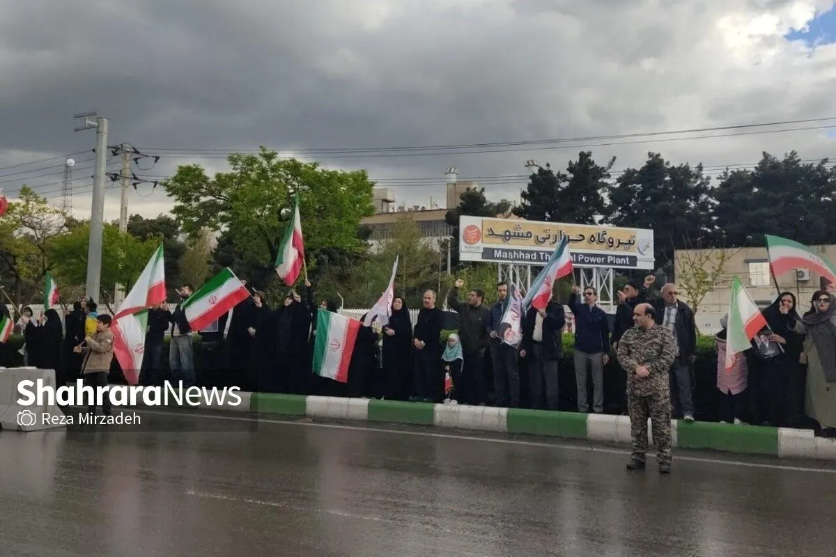 تشکیل زنجیره انسانی مردم در کنار نیروگاه حرارتی مشهد + فیلم (۱۸ فروردین ۱۴۰۵)