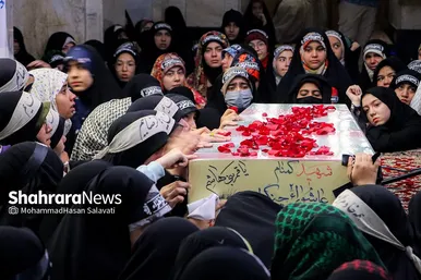 آخرین روز اعتکاف نوجوانان دهه هشتادی در حرم مطهر رضوی