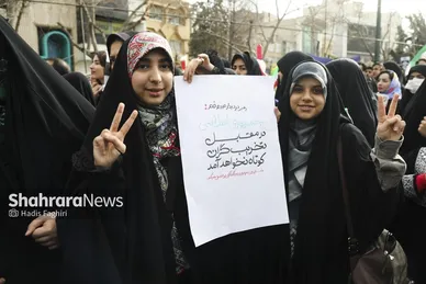 گزارش تصویری |نسل امروز، قلم به دست؛ راهپیمایی ۲۲ بهمن به روایت دست‌های کوچک و آرزوهای بزرگ