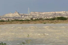 طغیان "&zwnj;رودخانه سرباز" | راه ارتباطی ۳۳ روستای حوزه کاجو و ساربوک قطع شد + فیلم