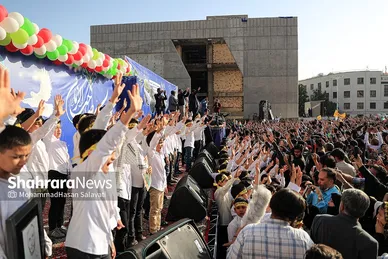 اجرای سرود «سلام فرمانده» با حضور دهه هشتادی و نودی ها در عرصه میدان شهدا مشهد