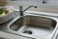چگونه سینک آشپزخانه را بدون مواد شوینده شیمیایی تمیز و درخشان کنیم؟