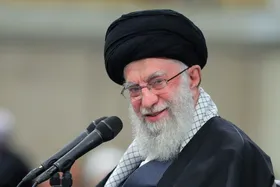 غزلی از رهبر معظم انقلاب که در آستانه عملیات وعده صادق خواندند برای نخستین بار منتشر شد+ عکس