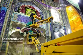 گل&zwnj;آرایی بارگاه ملکوتی امام هشتم (ع) همزمان با دهه ولایت | تزیین صحن و سرای رضوی با ۲۰۰ هزار بوته و شاخه گل