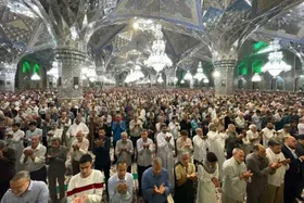 آغاز پویش ملی &laquo;هدیه نماز&raquo; در حرم مطهر امام رضا(ع) | زائران ثواب نمازهای خود را به روح رهبر شهید انقلاب اهدا می&zwnj;کنند