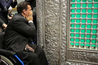 غبارروبی مضجع منور امام رضا(ع)