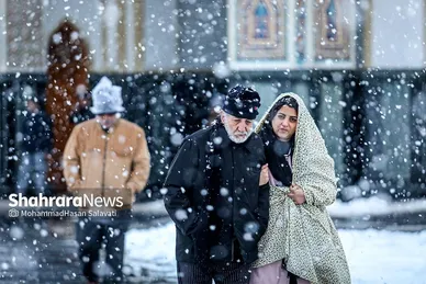 بارش برف در حرم مطهر رضوی