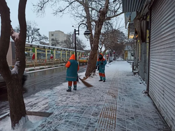 دست‌مریزاد و خداقوت به پاکبانان شهر مشهد | تلاش‌های بی‌وقفه در دمای زیر صفر درجه همچنان ادامه دارد + تصاویر