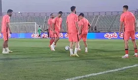 ویدئو|پرسپولیس آماده یک نبرد تازه؛ سرخ&zwnj;ها وارد زمین شدند
