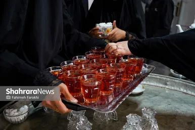 بانوان در حال اماده کردن سینی چای برای پذیرایی هستند