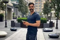 دیدار مهدی ماهانی، بازیگر با خانواده شهدای مدرسه میناب + تصاویر
