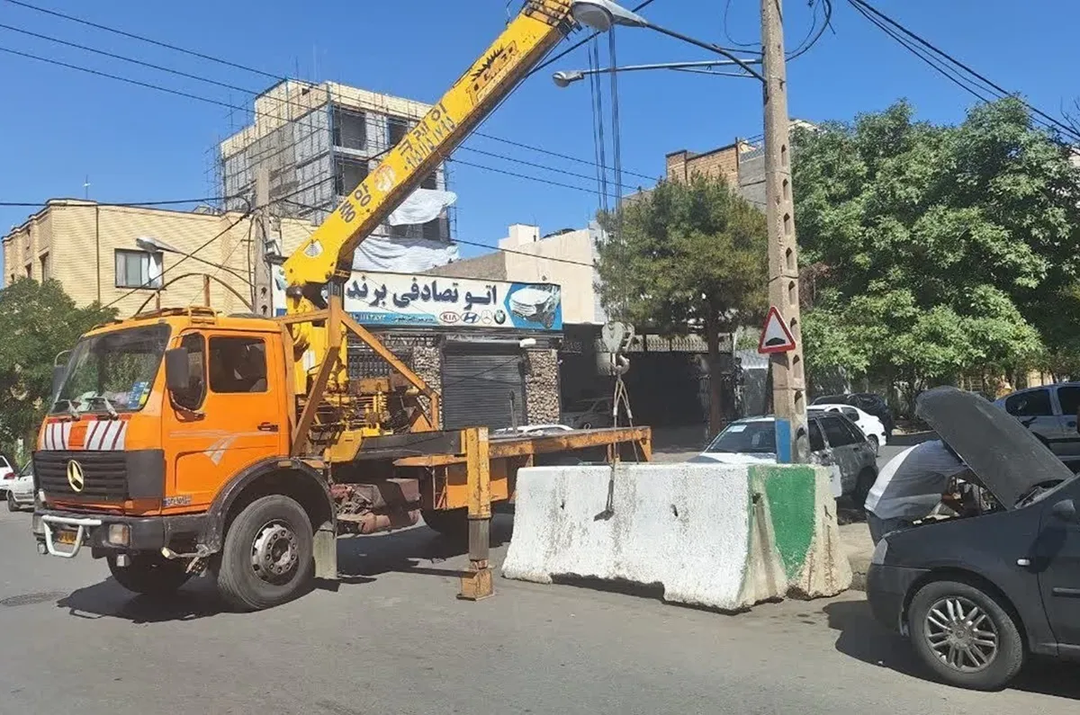تجهیز عملیاتی محورهای حیاتی منطقه هفت؛ جانمایی ۱۴۰ نیوجرسی و رفع موانع ترافیکی در مسیر تشییع رهبر شهید