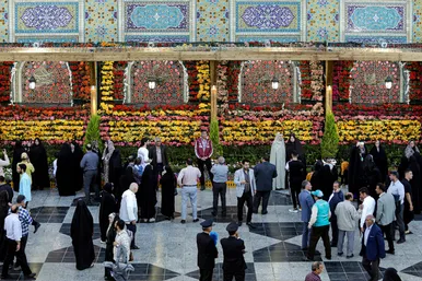 گل آرایی حرم امام رضا(ع) در دهه کرامت