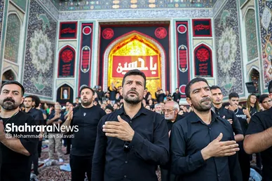 تصاویری از آئین چهارپایه خوانی عصر شهادت امام رضا (ع) در حرم مطهر رضوی
