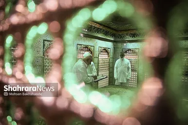غبارروبی مضجع منور امام رضا(ع)