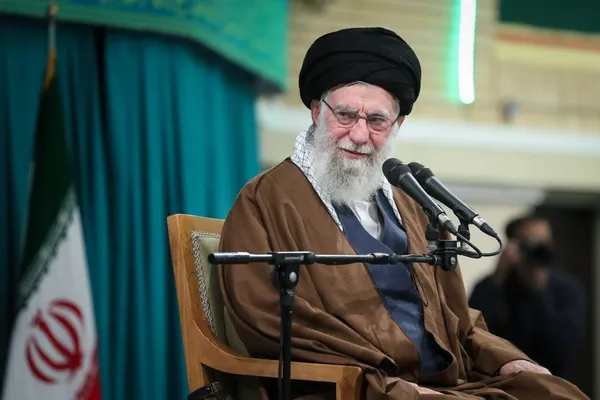 رهبر معظم انقلاب: زن مدیر خانه است، نه کارگزار | مهم‌ترین حق و نیاز زن در خانه، محبت همسر است (چهارشنبه، ۱۲ آذر ۱۴۰۴) + فیلم و عکس