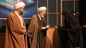 تجلیل از بانوی طلبه حوزه علمیه خراسان در هفدهمین همایش کوثر هدایت