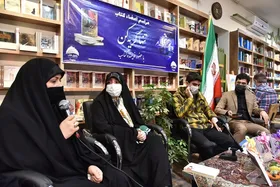 نخستین جشن امضای کتاب &laquo;تنها گریه کن&raquo; در مشهد برگزار شد