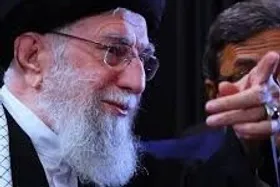وقتی رهبر معظم انقلاب چفیه خود را به یکی از عزاداران مراسم شب دوازدهم محرم اهدا کردند