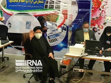تصاویری از لحظه ثبت نام رئیس جمهور شهید در انتخابات ریاست جمهوری ۱۴۰۰