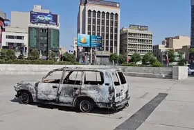ویدئو | ادای احترام به سکوت؛ گل&zwnj;هایی بر پیکر زخمی آمبولانس هلال احمر