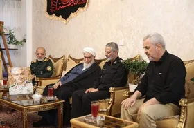 دیدار رئیس ستاد کل نیرو&zwnj;های مسلح با خانواده فرماندهان شهید جنگ ۱۲ روزه تحمیلی