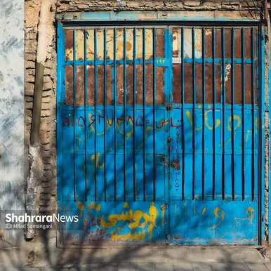 نشسته‌ام به در نگاه می‌کنم