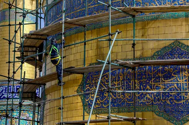 شست و شوی گنبد منور رضوی در آستانه سال نو و ماه مبارک رمضان