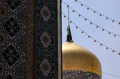 تعویض پرچم گنبد مطهر رضوی به احترام شهادت رئیس جمهور و هیات همراه