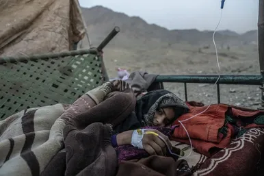 عکس‌هایی از بازگشت اجباری مهاجران افغانستانی از پاکستان