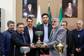 اهدای ۴ جام هندبالیست&zwnj;های ایران به موزه آستان قدس رضوی
