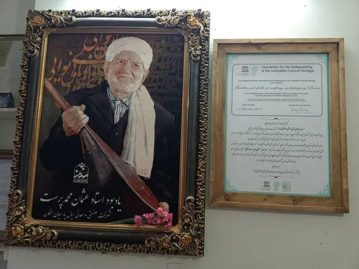 عثمان محمدپرست گواهی‌نامه ثبت جهانی دوتار را دریافت کرد