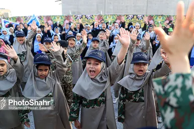اجرای سرود «سلام فرمانده» با حضور دهه نودی ها در عرصه میدان شهدا