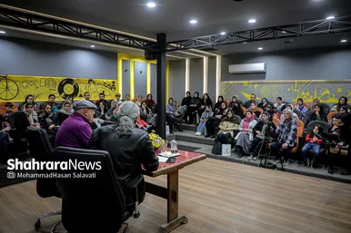گپ و گفت منصور ضابطیان با موضوع کتاب جدیدش با عنوان «دو دستی»