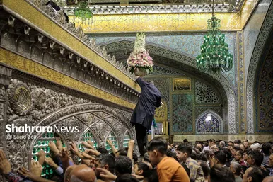 گزارش تصویری | آیین سنتی تعویض پوش ضریح مطهر امام رضا (ع)
