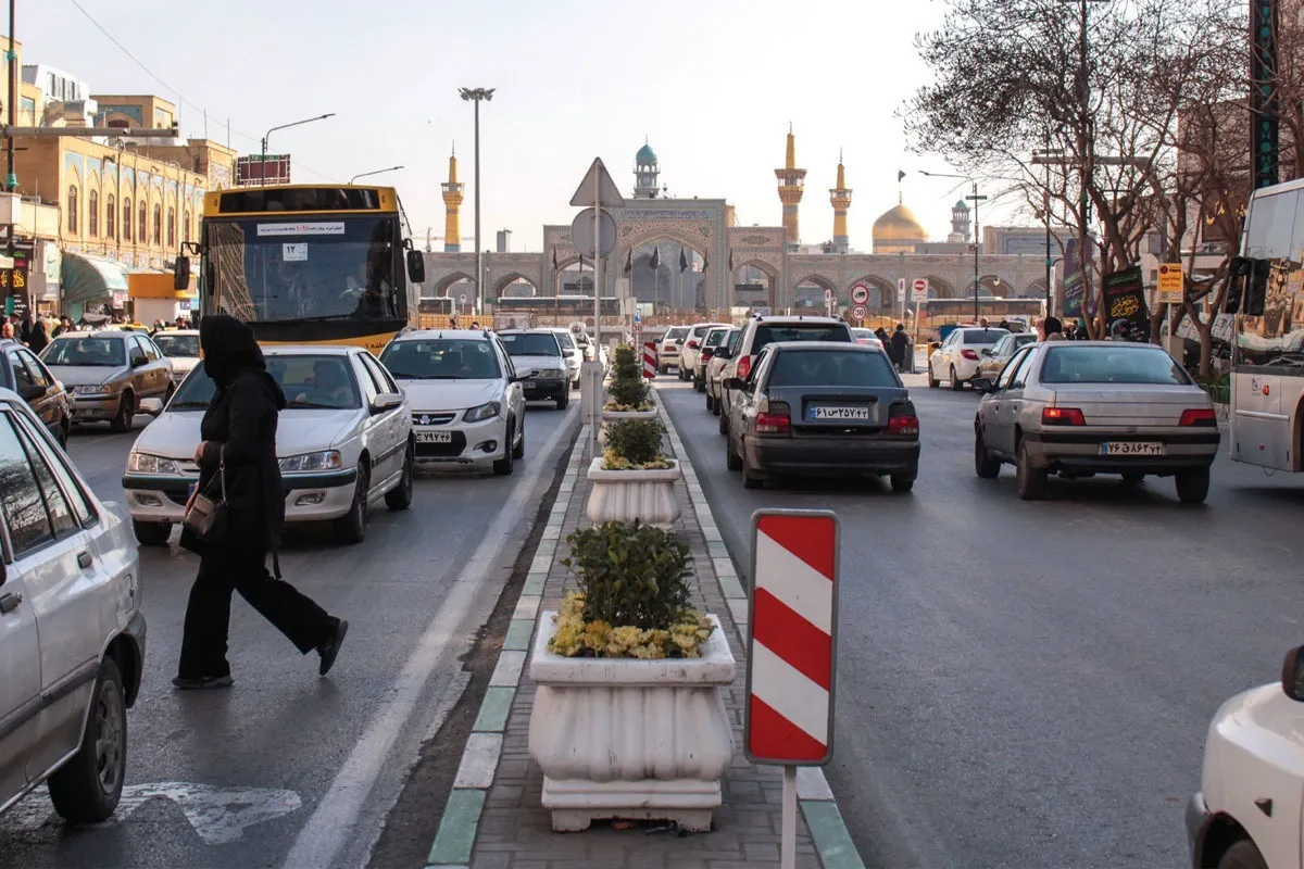 سامان‌دهی تردد خودرو‌ها در معابر منتهی به حرم رضوی در روز عید فطر و اول فروردین ۱۴۰۵