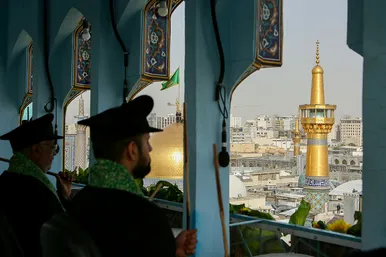 تعویض پرچم گنبد و پوش ضریح امام رضا (ع)