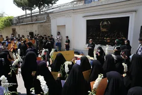 تجمع دانش&zwnj;آموزان مشهدی مقابل کنسولگری افغانستان در مشهد + فیلم