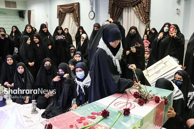 تشییع شهید گمنام در جمع دختران مدرسه امام رضا(ع) در مشهد