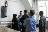 زنی جوان که متهم به قتل پیرمردی ۷۲ ساله است، در بازسازی صحنه جرم: پدرم من را معتاد کرد