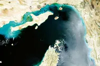 درباره نشت گسترده مواد نفتی در بخش هایی از تنگه هرمز | خلیج زخمی