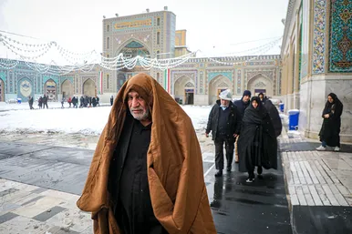 بارش برف در حرم مطهر رضوی