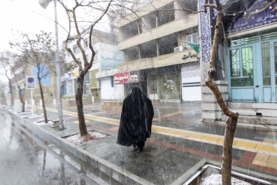 بارش برف در مشهد در آخرین روز‌های زمستان ۱۳۹۹ + تصاویر