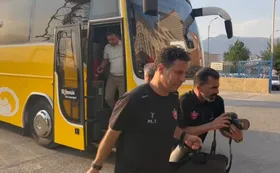 ویدئو | ورود پرسپولیس به ورزشگاه شهر قدس برای دیدار با ذوب&zwnj;آهن (۱۶ شهریور ۱۴۰۵)