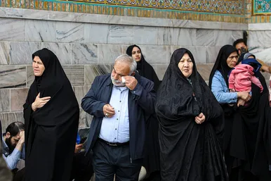 تعویض پرچم گنبد مطهر رضوی به احترام شهادت رئیس جمهور و هیات همراه