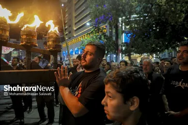 نوجوانان دوشادوش بزرگ‌ترها مسیر را طی می‌کنند.