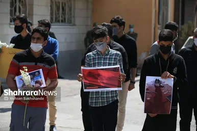 تجمع دانش‌آموزان مشهدی مقابل کنسولگری افغانستان در مشهد