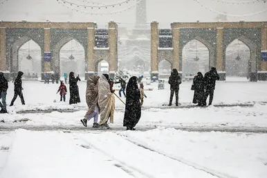 بارش برف در حرم مطهر رضوی