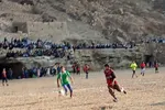 عکس‌هایی از بازی فوتبال با حداقل امکانات در افغانستان