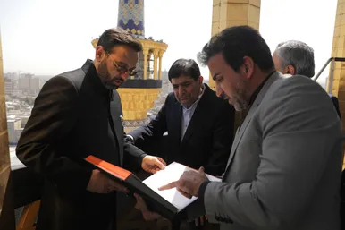 عکس‌هایی از شهید مالک رحمتی در حرم امام‌رضا(ع)